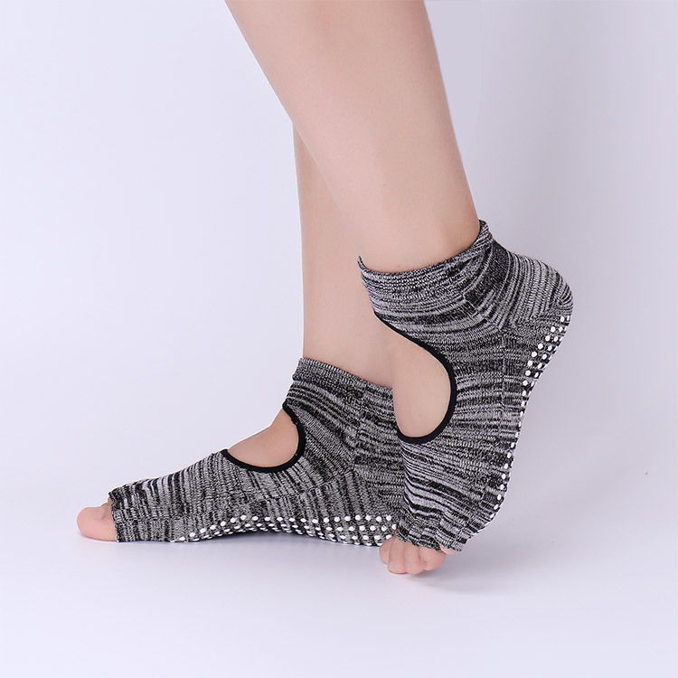Non-Slip Yoga Socks with Grips - Yoga Toe Separator のレビューと価格