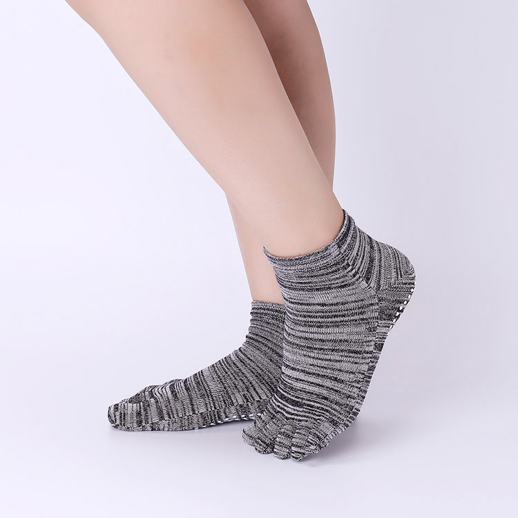 Non-Slip Yoga Socks with Grips - Yoga Toe Separator のレビューと価格